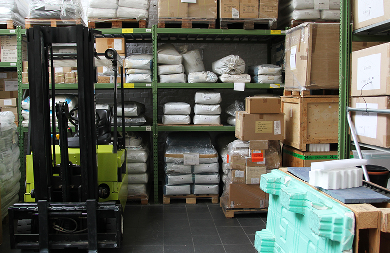 Production Leistungen: Logistik, Blich in ein großen Lagerraum bei Constin